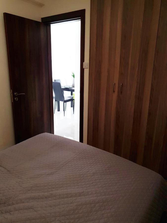 2 Bedroom Cozy Apartment Near Tourist Area, 200M From Sea Пафос Екстериор снимка