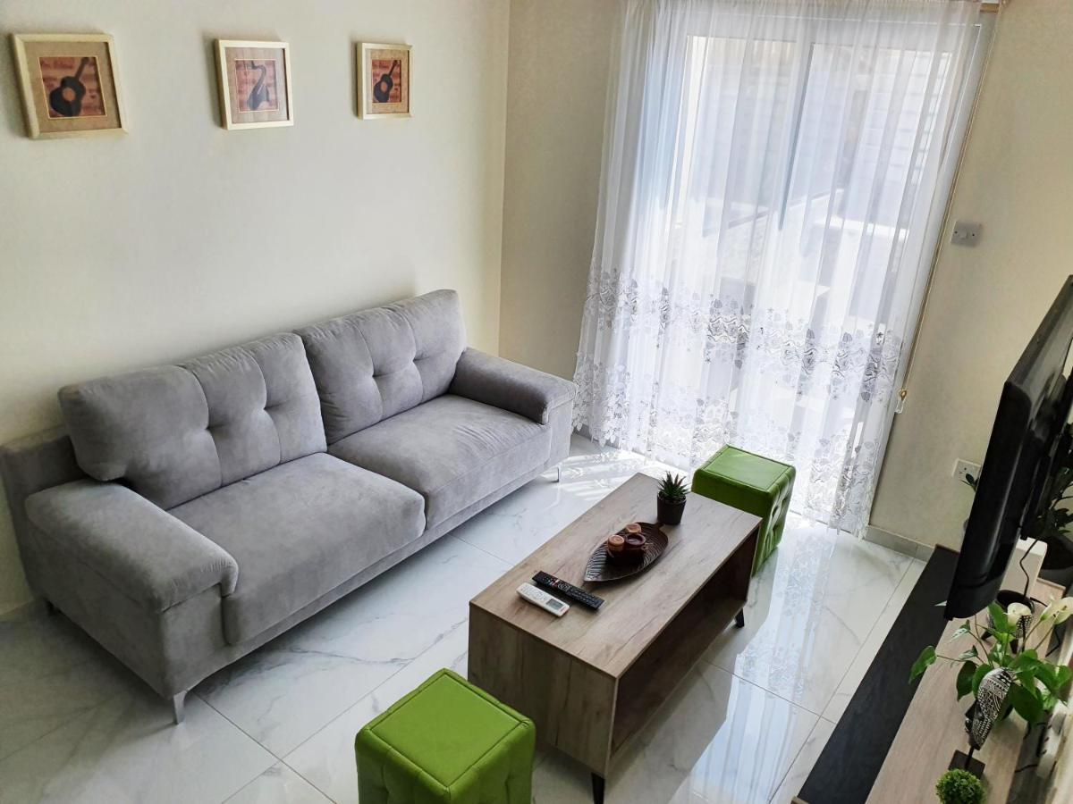 2 Bedroom Cozy Apartment Near Tourist Area, 200M From Sea Пафос Екстериор снимка