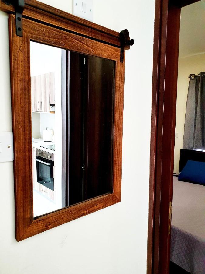 2 Bedroom Cozy Apartment Near Tourist Area, 200M From Sea Пафос Екстериор снимка