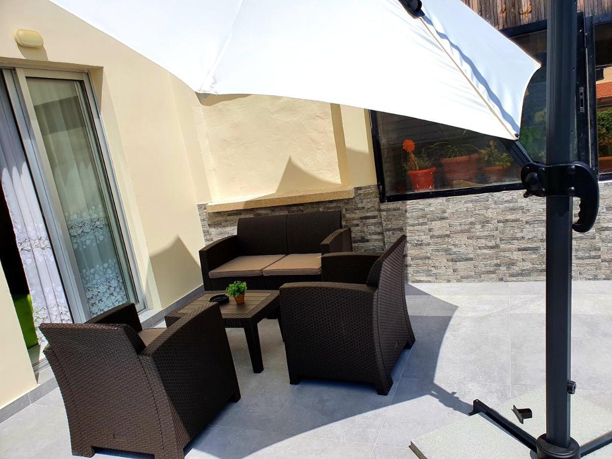2 Bedroom Cozy Apartment Near Tourist Area, 200M From Sea Пафос Екстериор снимка