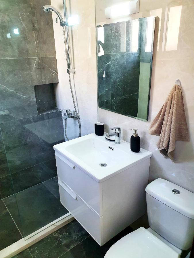 2 Bedroom Cozy Apartment Near Tourist Area, 200M From Sea Пафос Екстериор снимка