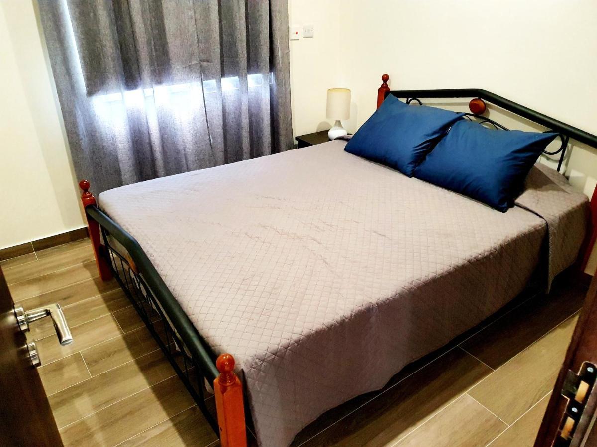 2 Bedroom Cozy Apartment Near Tourist Area, 200M From Sea Пафос Екстериор снимка