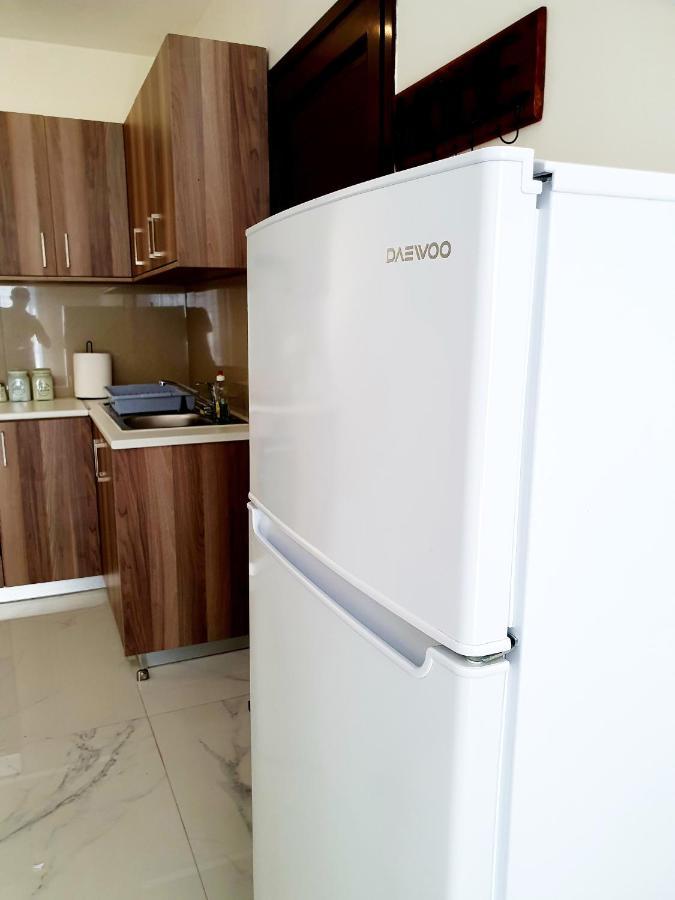 2 Bedroom Cozy Apartment Near Tourist Area, 200M From Sea Пафос Екстериор снимка