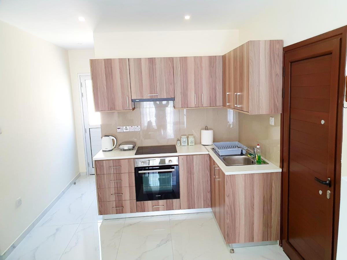 2 Bedroom Cozy Apartment Near Tourist Area, 200M From Sea Пафос Екстериор снимка